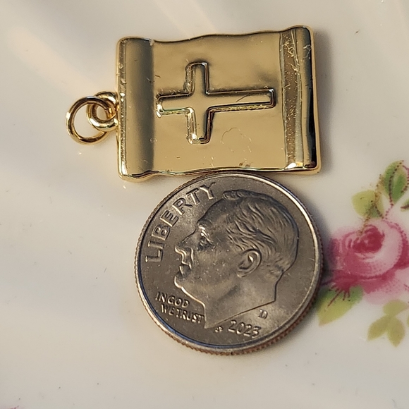 Yellow gold plated cross charm - Picture 4 of 5